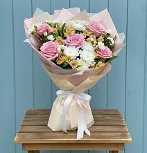 Букет цветов из:  Гвоздики, Орхидеи и Розы в Нижнеивкино