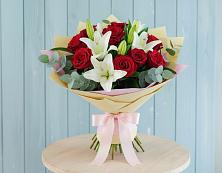 Букет цветов из:  Лилии и Розы в Нижнеивкино