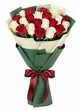 Букет Микс из красных и белых роз в Нижнеивкино