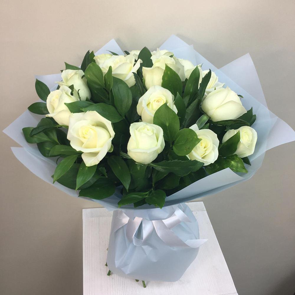 Букет 15 Белых роз Проуд в Нижнеивкино