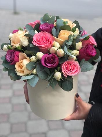 Цветочная композиция из Розы в шляпной коробке в Нижнеивкино