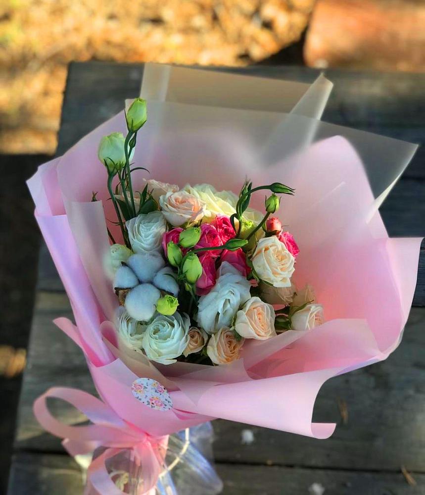 Букет цветов из: Розы и Лизиантусы в Нижнеивкино