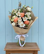 Букет цветов из:  Альстромерии, Лизиантусы, Розы и Хризантемы в Нижнеивкино