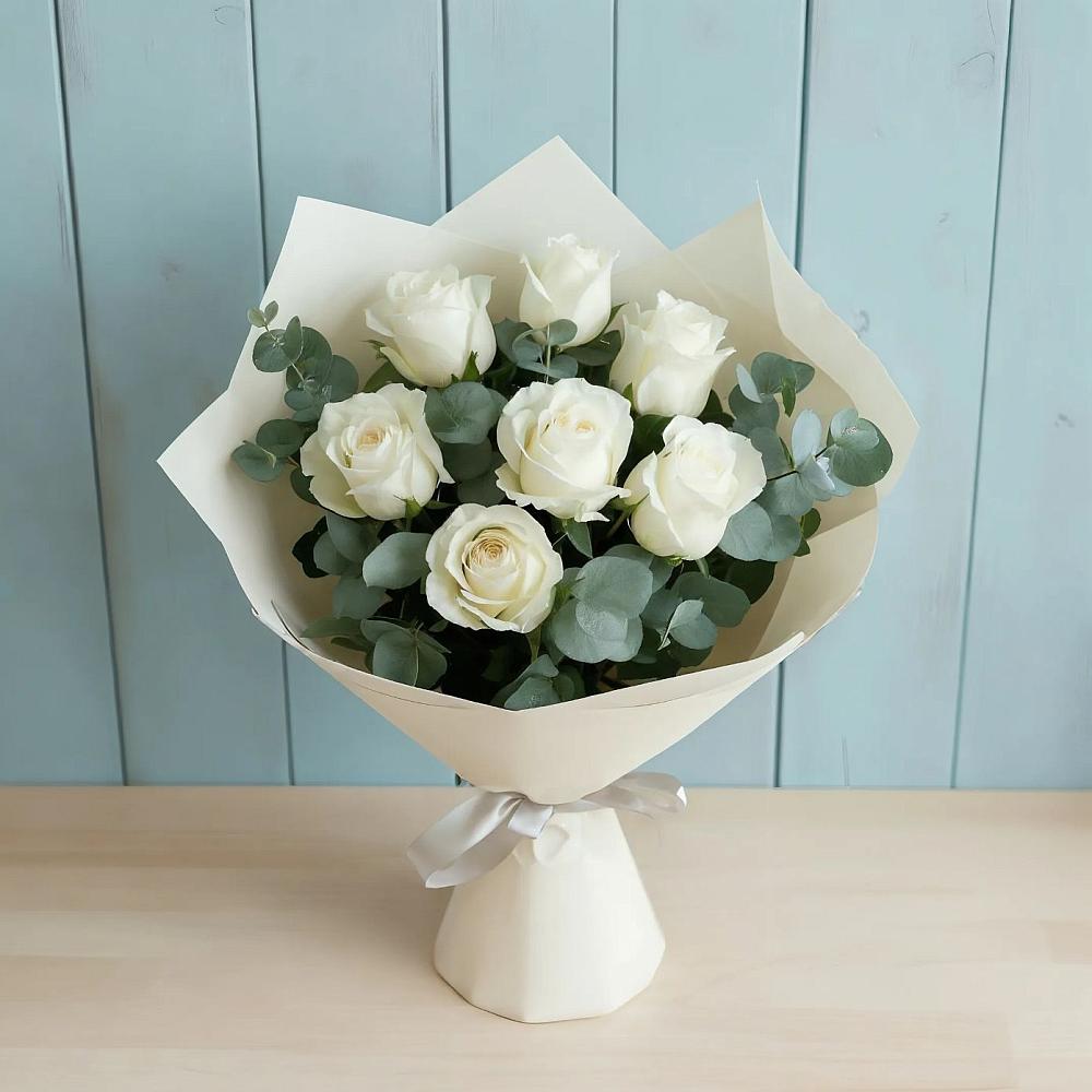 Букет Белые розы в Эвкалипте в Нижнеивкино