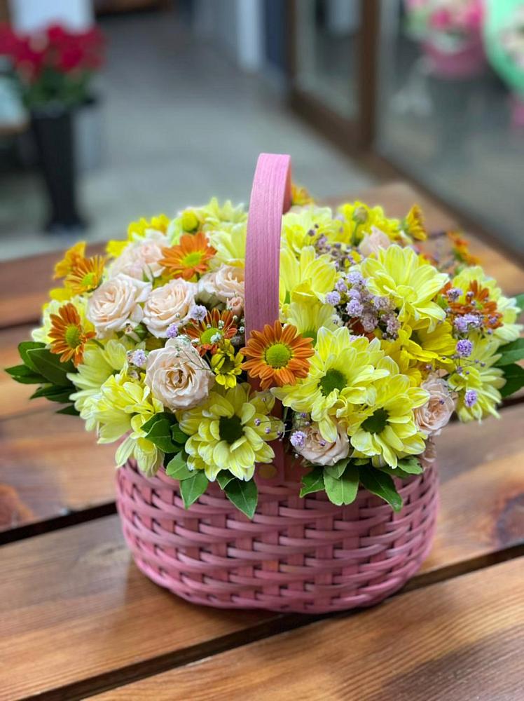Цветочная композиция из Хризантемы и Розы в корзине в Нижнеивкино