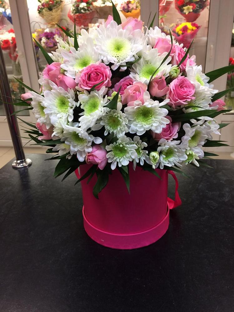 Цветочная композиция из Розы и Хризантемы в шляпной коробке в Нижнеивкино