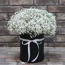 Цветочная композиция из Гипсофила в шляпной коробке в Нижнеивкино