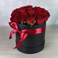 Цветочная композиция из Розы в шляпной коробке в Нижнеивкино