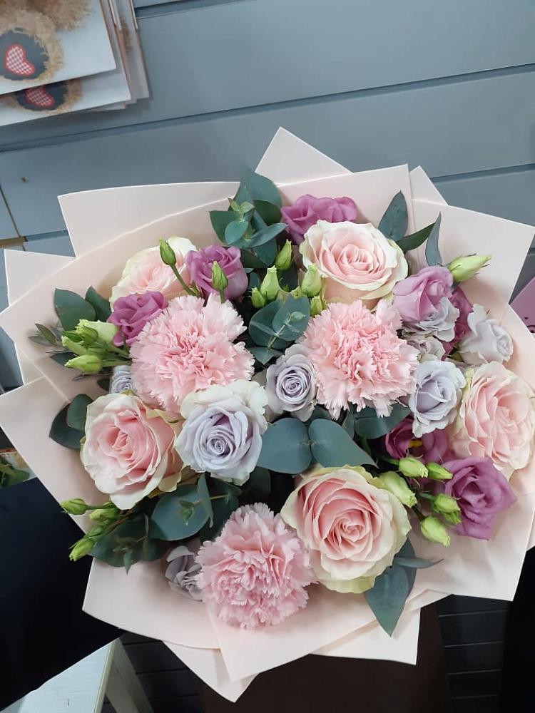 Букет цветов из: Розы, Гвоздики и Лизиантусы в Нижнеивкино