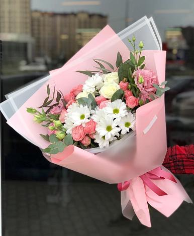 Букет цветов из: Розы, Лизиантусы и Хризантемы в Нижнеивкино