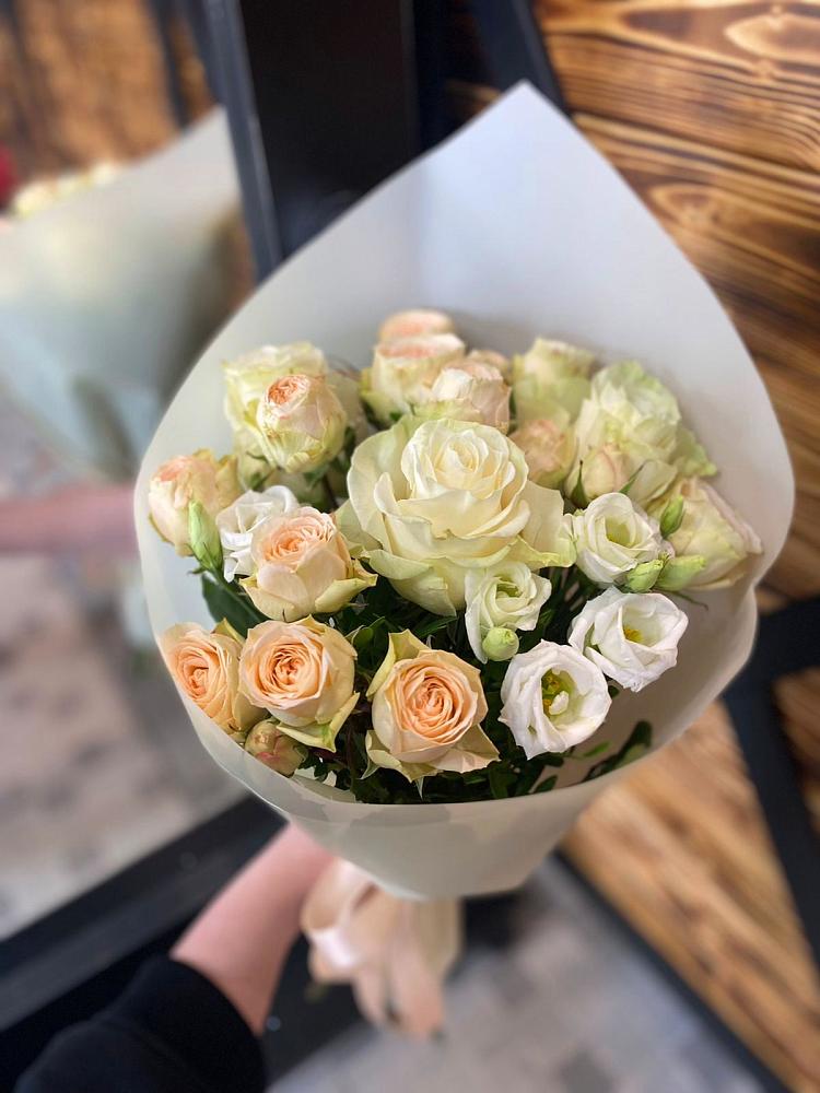 Букет цветов из: Розы и Лизиантусы в Нижнеивкино